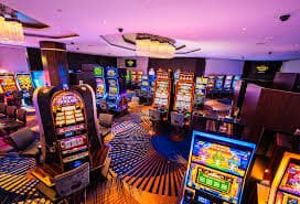Lobi SA Gaming lode77 menampilkan berbagai meja live-dealer dengan dealer profesional